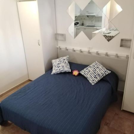 House Lilu - Luminoso Monolocale Apartment Arona  Bagian luar foto