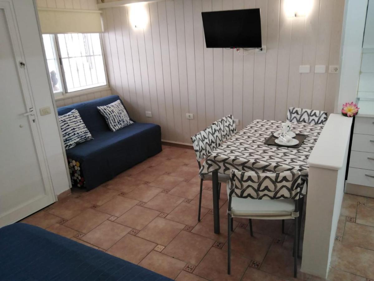 House Lilu - Luminoso Monolocale Apartment Arona  Bagian luar foto